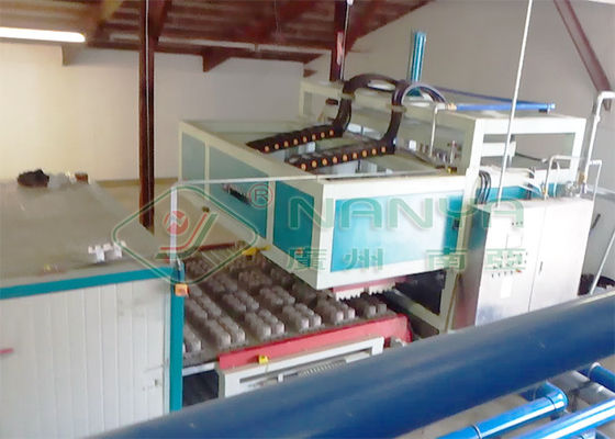 Machine entièrement automatique de moulage de pâte à papier pour emballages électroniques industriels internes / Machine de fabrication d'emballages industriels en pâte à papier