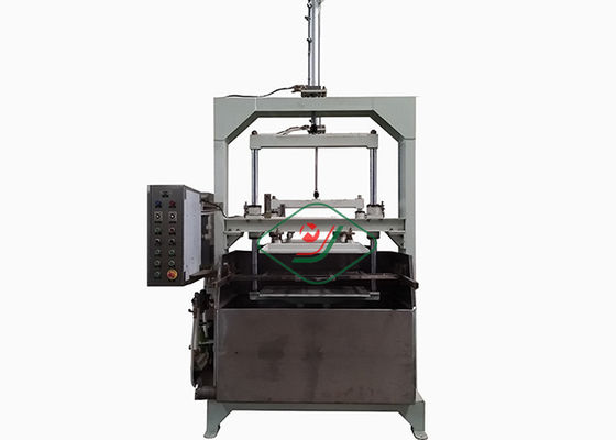 Sun séchant le petit plateau de papier jetable d'oeufs formant la machine avec l'acier inoxydable